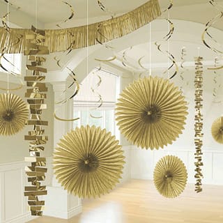 Gouden waaiers swirls en slingers hangen in een kamer