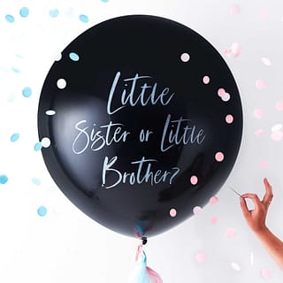 grote zwarte balon met little sister or little brother en iemand die hem door wilt prikken