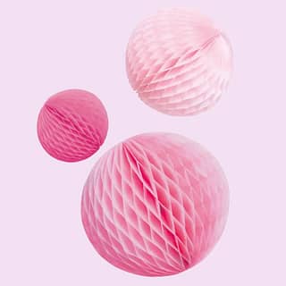 Drie honeycombs in roze tinten op lichtroze achtergrond