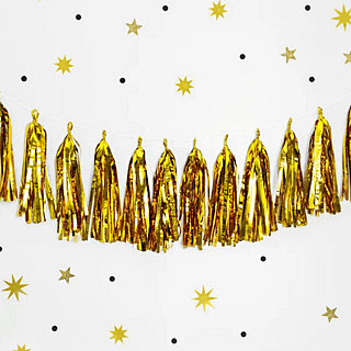 Gouden tasselslinger op een achtergrond met gouden sterren en zwarte stippen