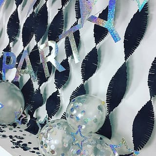 Holografische slinger met de tekst party, ballonnen met holografische confetti en een sterrenslinger