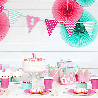 Feestversiering in het roze en blauw voor een eerste verjaardag