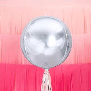 Ronde zilveren ballon voor een roze backdrop