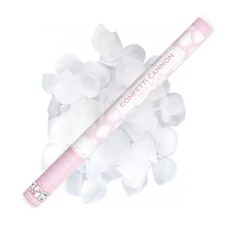Roze confetti shooter boven witte rozenblaadjes