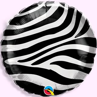 Ronde folieballon met zebraprint op een lichtroze achtergrond