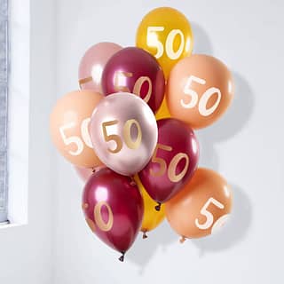 Set ballonnen in de kleuren goud, wijnrood en oranje met de tekst 50 erop