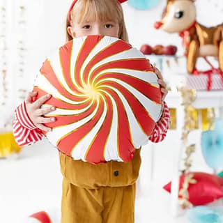 Meisje met een snoepvormige folieballon