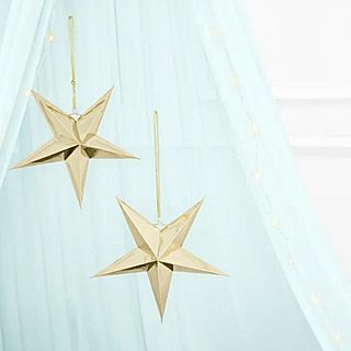 Gouden sterren hangen onder een blauw doek