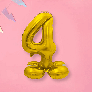 Folieballon cijfer 4 op standaard in de kleur goud op een roze achtergrond met pastel slinger in het paars en blauw