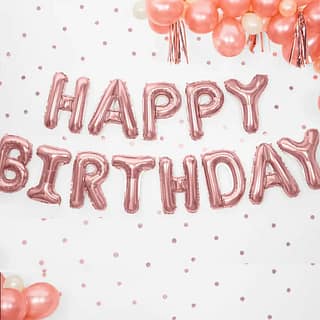 Folieballon in de vorm van de woorden happy birthday