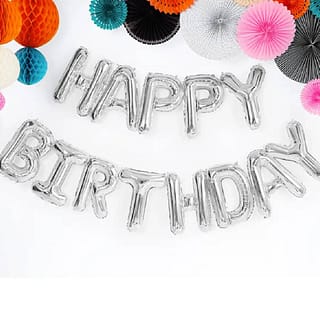 Folie ballon in de vorm van de woorden happy birthday in het zilver