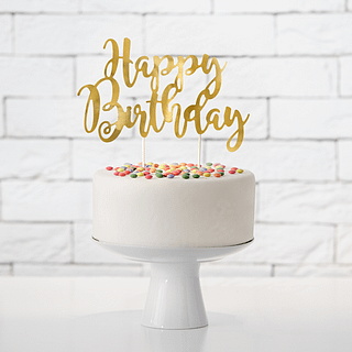Gouden taart topper met de tekst happy birthday
