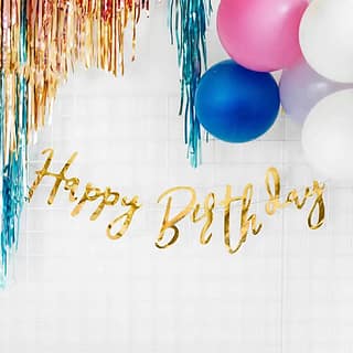 Happy birthday slinger met ballonnen en een feestgordijn