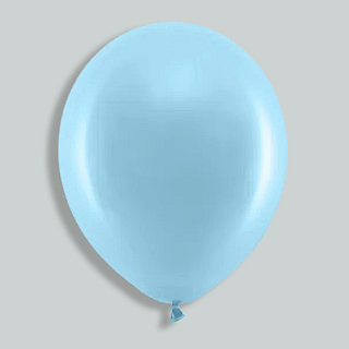 Pastelblauwe ballon op een groene achtergrond