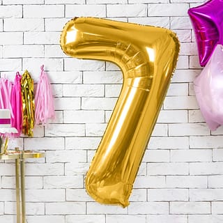 Folieballon cijfer 7 in de kleur goud voor een witte muur met roze versiering