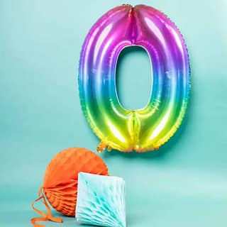 Ballon in de vorm van het cijfer 0 in diverse regenboogkleuren