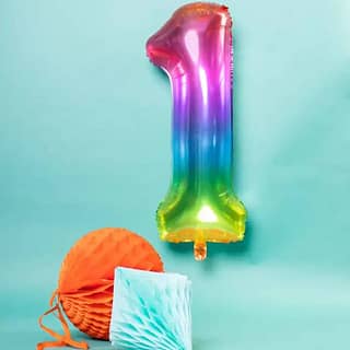 Folieballon met regenboogkleuren in de vorm van het cijfer 1 en twee honeycombs