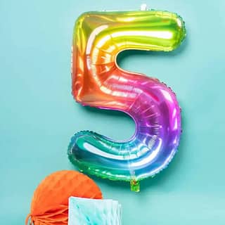 Folie ballon in de vorm van het cijfer 5 in regenboogkleuren