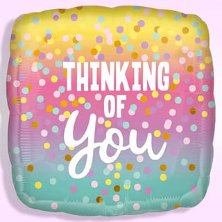 Vierkante ballon met de tekst 'thinking of you' in de kleuren geel, roze, paars en lichtblauw