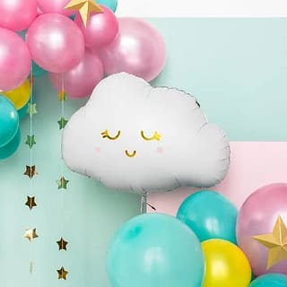 Pastelkleurige versiering en een wolkvormige ballon