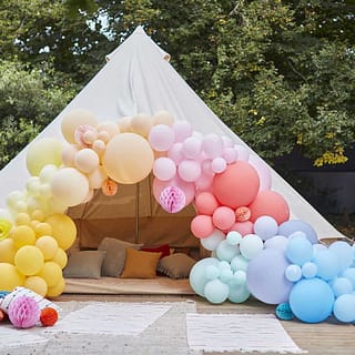 grote tent buiten met kleurrijke ballonnenversiering