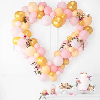 hartvormige ballonversiering met roze en gouden ballonnen