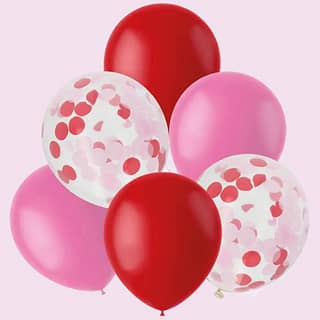 Set latexballonnen in de kleuren rood, roze en transparant met confetti op lichtroze achtergrond