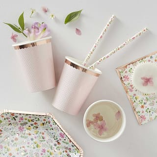 papieren roze bekers met roze gouden stippen en bloemen servet en bordje