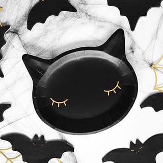 zwart bordje in de vorm van een kat met vleermuizen eromheen