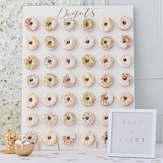 Gevuld donut standaard met versierde donuts op een versierde tafel