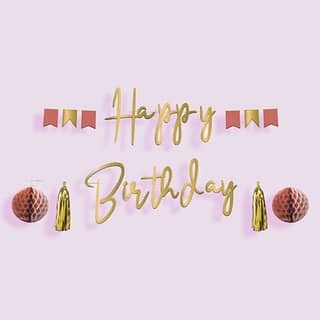 Letterslinger met de tekst 'happy birthday' in de kleuren goud en roze