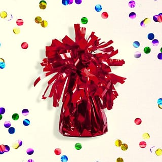 Rood gewichtje voor ballonnen van 130 gram met franjes op een lichtgele achtergrond met confetti