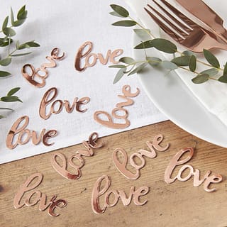 Tafel met confetti in de vorm van het woord love