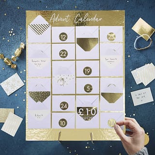 Gouden adventkalender met kleine envelopjes