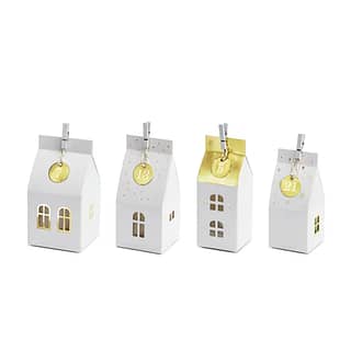 Vier witte huisjes van karton met nummers erop