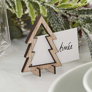 houten tafelkaartje in de vorm van een kerstboom met een wit kaartje met de naam aimée