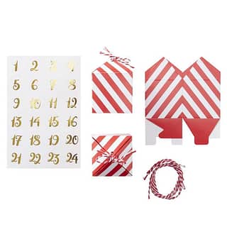 Doe het zelf advent kalender met rood witte doosjes, gouden nummers en een stukje draad