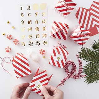 Doe-het-zelf adventkalender met rood witte doosjes die gemonteerd worden