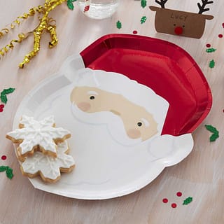 Bordje in de vorm van een kerstman met sneeuwvlok koekjes erop