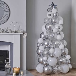 Kerstboom van witte en zilveren ballonnen