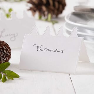 Wit tafelkaartje met kerstboompjes en de naam thomas erop