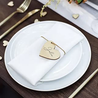 Opgemaakt bord met servet en tafelkaartje in de vorm van een hartje