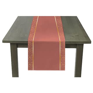 Tafel met rode tafelloper met twee strepen en stippen