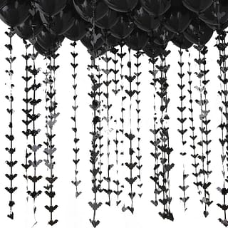 Zwarte ballonnen met daaronder zwarte vleermuisstaarten