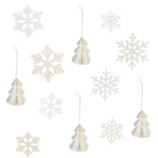 Houten en witte papieren hangers in de vorm van kerstboompjes en sneeuwvlokken