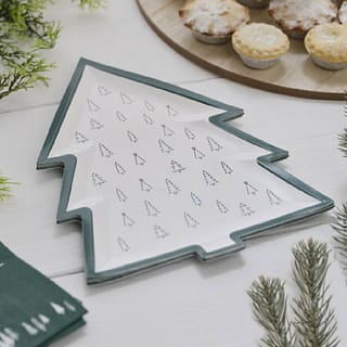 Tafel met bordjes in de vorm van een kerstboom erop
