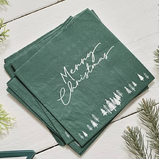 stapel groene servetten met witte merry christmas tekst erop
