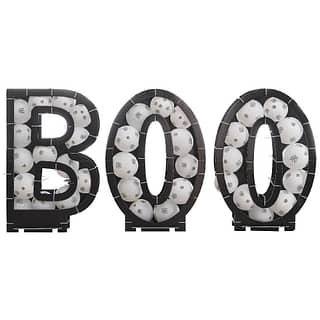Ballonnen standaard in de vorm van de letters BOO gevuld met witte ballonnen bedrukt met spinnenwebben