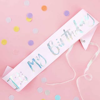 Roze sjerp met Its my Birthday erop omringd door confetti