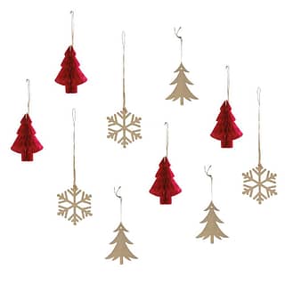 Houten en rode papieren hangers in de vorm van kerstboompjes en sneeuwvlokken